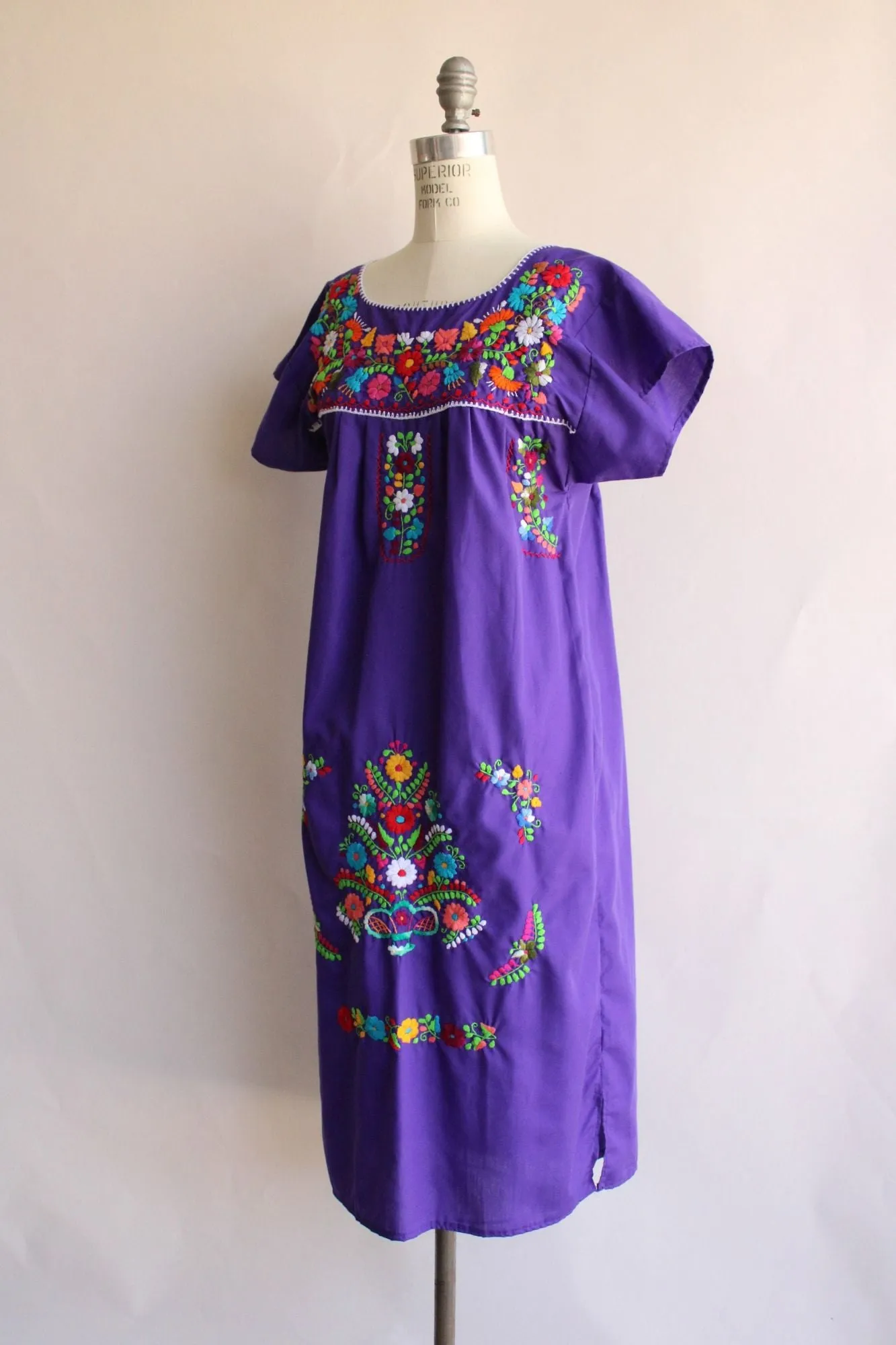 Vintage 1980s 1990s Purple Mexican Oaxaca Embroidered Dress